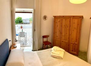 - une chambre avec un lit, une armoire et une fenêtre dans l'établissement Villa Egidio, à Ischia