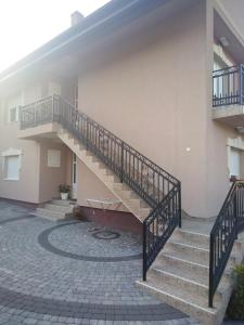 una escalera en el lateral de un edificio en BLAGOJEVIĆ, en Guča