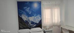 een slaapkamer met een muurschildering van een berg bij tranquilidad en el centro de la ciudad in Málaga