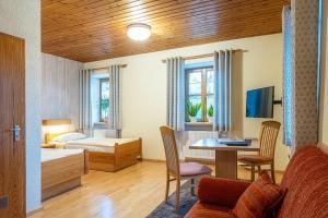 Postel nebo postele na pokoji v ubytování Gasthof Weißer Schwan