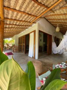 Zimmer mit einer Terrasse mit Hängematten und einem Haus in der Unterkunft Vila da Praia - Barra Grande, PI in Barra Grande