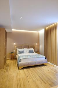 sypialnia z dużym łóżkiem w pokoju w obiekcie Bora Bora Hotel Ksamil w mieście Ksamil
