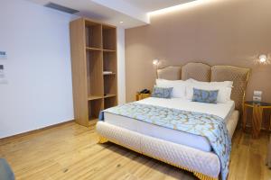 sypialnia z dużym łóżkiem w pokoju w obiekcie Bora Bora Hotel Ksamil w mieście Ksamil