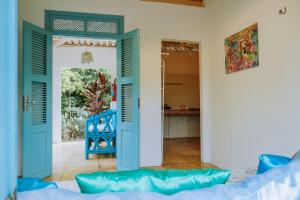 a room with a door open to a kitchen at Refugios Parajuru - Casa Manga in Parajuru
