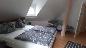 เตียงในห้องที่ Wohnen bei den Brückenhäusern