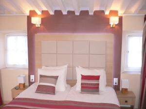 um quarto com uma cama grande e 2 janelas em Mas De La Tour em Gargas