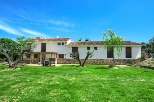 a house with a green yard in front of it at Finca Olivar de la Bardena in Tudela