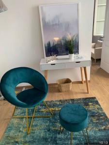 un soggiorno con tavolo e sedia blu di La Torre di Borgunto - Piazza Grande ad Arezzo