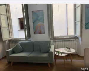 uma sala de estar com um sofá e uma mesa em La Torre di Borgunto - Piazza Grande em Arezzo