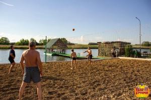 Kazachiy的住宿－哥薩克小農場度假公寓，一群人在海滩上玩游戏