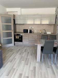 Kuchyňa alebo kuchynka v ubytovaní Simonffy Central Apartment