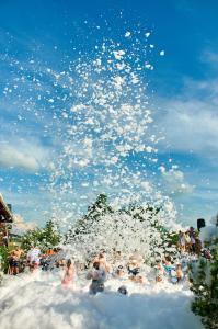 una multitud de personas en el agua en una playa en Kazachiy Khutorok Baza Otdykha, en Kazachiy