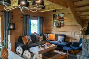 sala de estar con sofá y mesa en Chałupki pod Giewontem en Zakopane