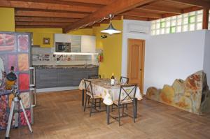 a kitchen and dining room with a table and chairs at Casa Guanche in Cruce de Arinaga