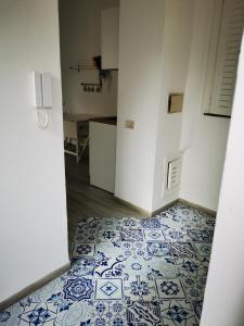corridoio con pavimento piastrellato blu e bianco di Da Zia Cecilia a Ischia