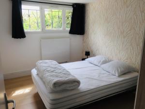 Un pat sau paturi într-o cameră la Les Hauts de Fixin, 50m2 avec extérieur sur la Route des Grands Crus, Dijon Sud