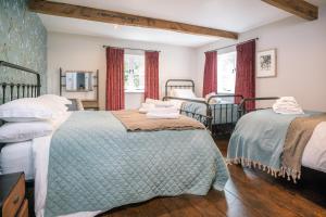 מיטה או מיטות בחדר ב-Heron House at Millfields Farm Cottages