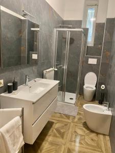 een badkamer met een wastafel, een douche en een toilet bij La camera in centro ( 1 minute from Piazza Unita) in Trieste