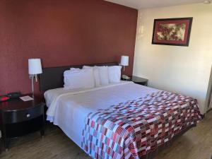 Una cama o camas en una habitación de Red Roof Inn Abingdon
