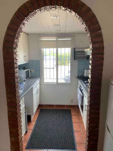 - une cuisine avec une arche en briques dans l'établissement Finca Casa Mici, à Alhaurín el Grande