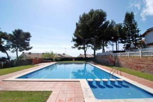 - une piscine dans la cour d'une maison dans l'établissement HomeHolidaysRentals Bianca - Costa Barcelona, à Santa Susanna