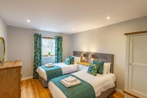 Un pat sau paturi într-o cameră la Monarch Lodge 13 with Hot Tub