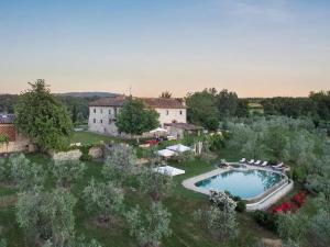 - une vue aérienne sur une maison et une piscine dans l'établissement Villa Il Conventino, à Mercatale Val Di Pesa