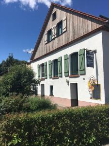 a building with a painting on the side of it at Ferienwohnung Einkehr bei Franz in Groß Radisch