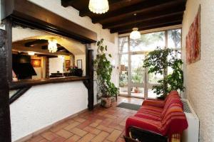 a living room with a couch and some plants at Motel le Colibri in Lucciana