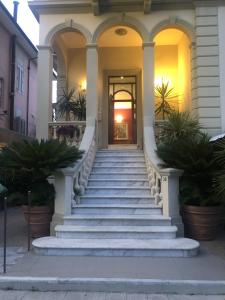 un conjunto de escaleras que conducen a una casa en Hotel Regina, en Lido di Camaiore