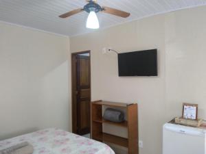 Una televisión o centro de entretenimiento en Pousada Marimbá