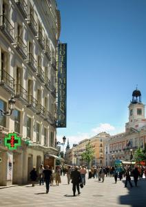 un grupo de personas caminando por una calle de la ciudad en Hotel Moderno Puerta del Sol, en Madrid