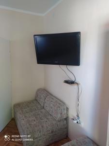 哥魯拜克的住宿－Studio 2，挂在墙上的平面电视,配有沙发