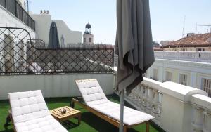 Hotel Moderno Puerta del Sol的阳台或露台