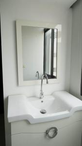 Ванная комната в RoomQuest Nichada ISB International