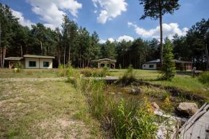 a view of a yard with a house in the background at Ostoja Zaborek in Marki