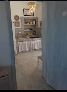 Habitación con cocina y encimera con toallas blancas. en Villa Itaca, en Granelli