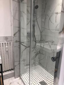 una ducha con puerta de cristal en un baño en Studio contemporain à Cannes avec terrasse et parking - 35 m², en Cannes