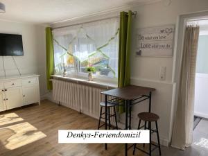 una pequeña cocina con mesa y ventana en Denkys-Ferienwohnung, en Maulburg