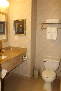 
A bathroom at Marco LaGuardia Hotel & Suites
