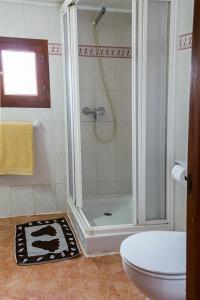 y baño con ducha y aseo. en Estudio Cala Saona en Cala Saona