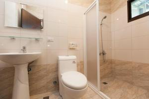 Koupelna v ubytování Four Seasons Homestay + 37 fotografií