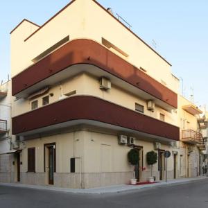 un edificio all'angolo di una strada di Bed & Breakfast Le Pupe a Grottaglie