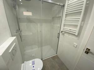 une salle de bain avec douche et toilettes dans l'établissement Valentina Platja, à Sant Antoni de Calonge 35 autres photos