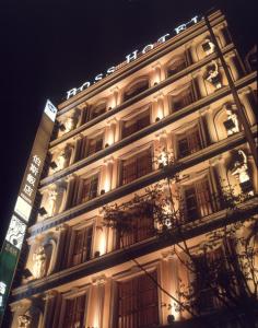 um grande edifício branco com luzes acesas à noite em Grand Boss Hotel em Yilan City
