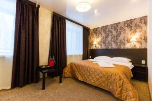スィクティフカルにあるSiyaniye Hotelのベッドとテーブルが備わるホテルルームです。