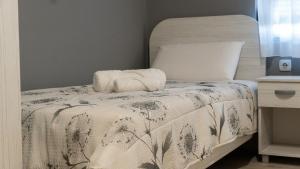 una camera da letto con un letto con un piumone bianco di Casablanca a Niš