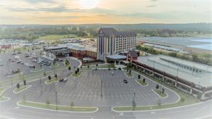 vista aerea di un ampio parcheggio con un edificio di Cherokee Casino Hotel Roland a Roland