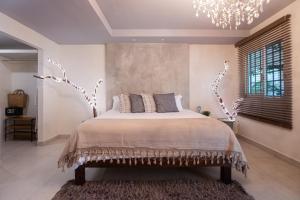 Una cama o camas en una habitación de Villas Parota Inn