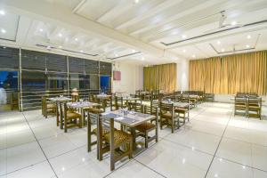 Reštaurácia alebo iné gastronomické zariadenie v ubytovaní Hotel Radiant Kolhapur